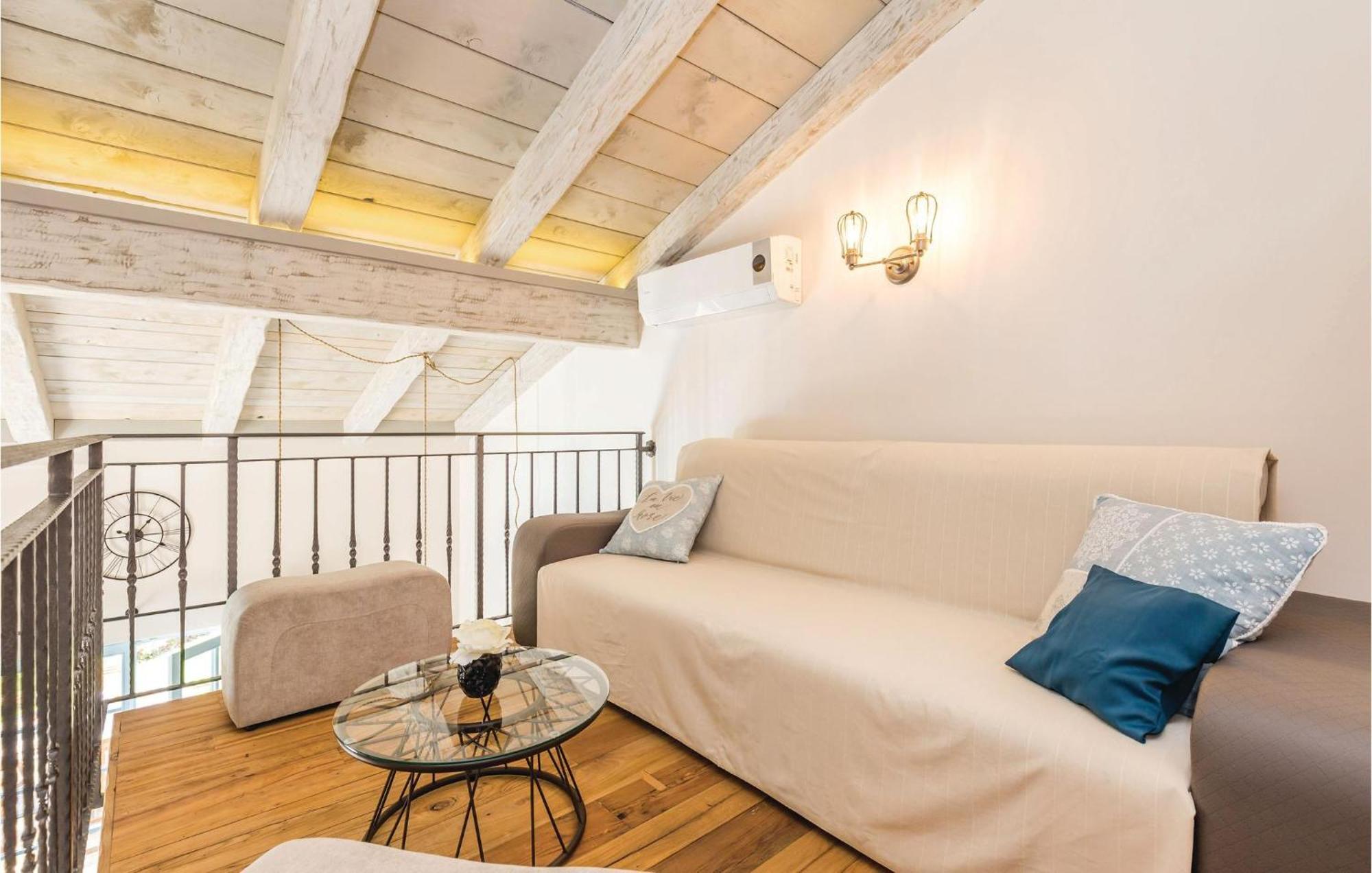 Stunning Home In Jurdani With Wifi Mucici 外观 照片